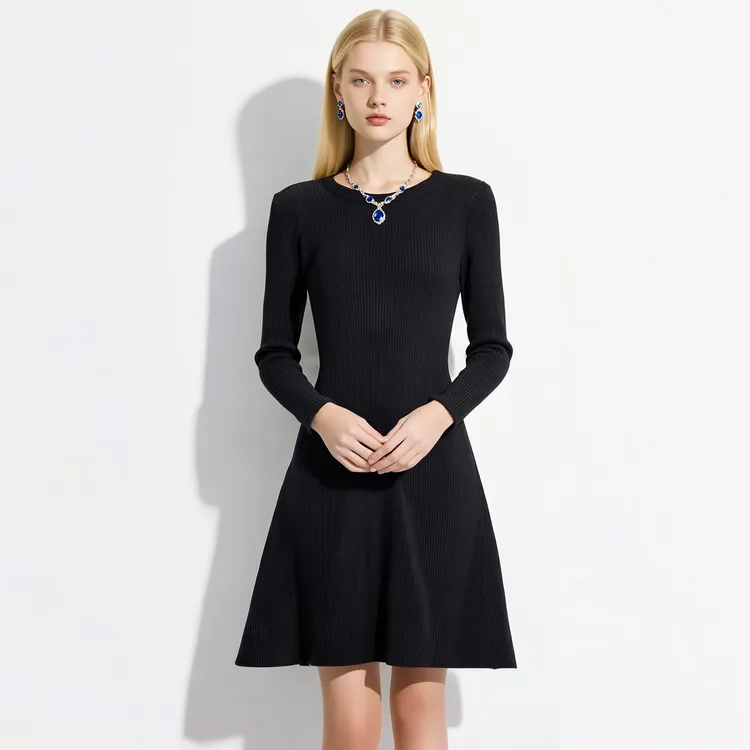 2025秋冬新款法式赫本风小黑裙毛衣裙冬季百搭打底黑色针织连衣裙