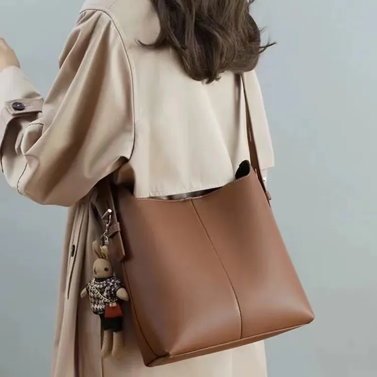 水桶包包2025春夏款女大容量单肩水桶包时尚百搭软皮腋下包