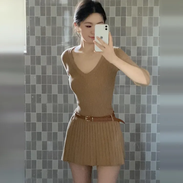 法式v领针织连衣裙子女2025新款秋季纯欲风气质辣妹修身百褶短裙