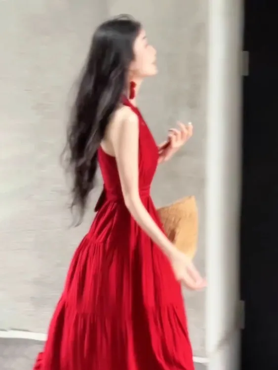 海边度假挂脖吊带连衣裙子女装夏季2025新款独特漂亮掐腰气质长裙