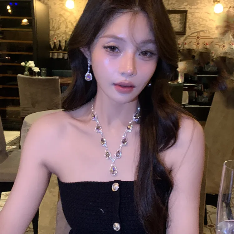 合金项链 焕彩满钻水晶项链高级感轻奢水滴流苏颈链耳环套装