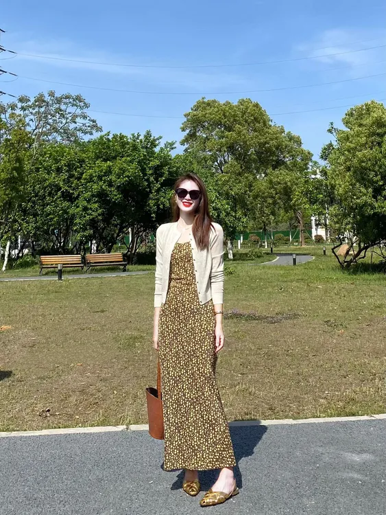 2025夏季新款韩系冰丝针织防晒开衫外搭上衣女温柔碎花吊带连衣裙