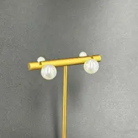 【符老板】y2044-轻奢气质设计款极光白圆珠贝珠耳钉-赠礼盒