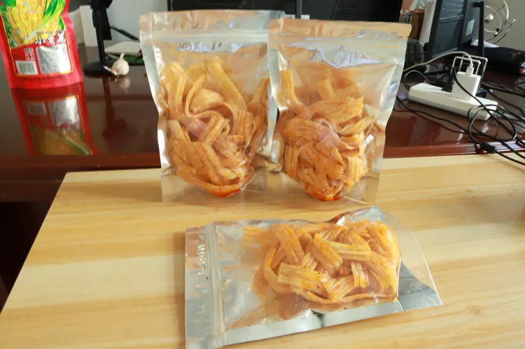 网红纯手工自制辣条无添加休闲娱乐办公小零食大包300克一包
