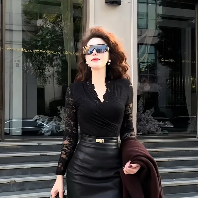 2025年秋冬新款V领蕾丝打底衫遮肚显瘦蕾丝衫纯色百搭长袖女通勤