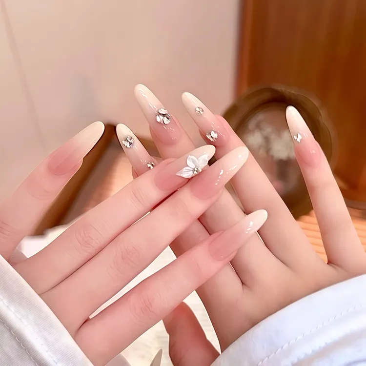 【许我耀眼】Kull·库姥姥轻奢纯手工许妍同款乳白渐变高级穿戴美甲