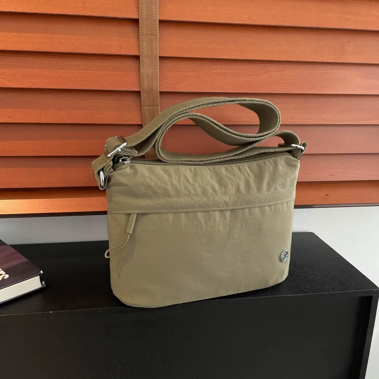 999时尚尼龙包包女2025新款休闲简约多通勤包小众百搭单肩斜挎包