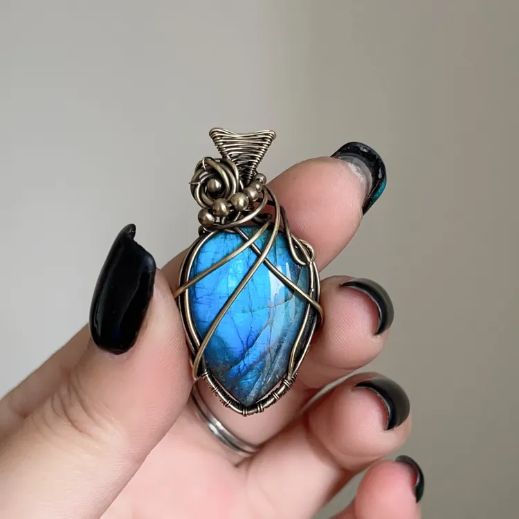 手工制作藤蔓首饰编织