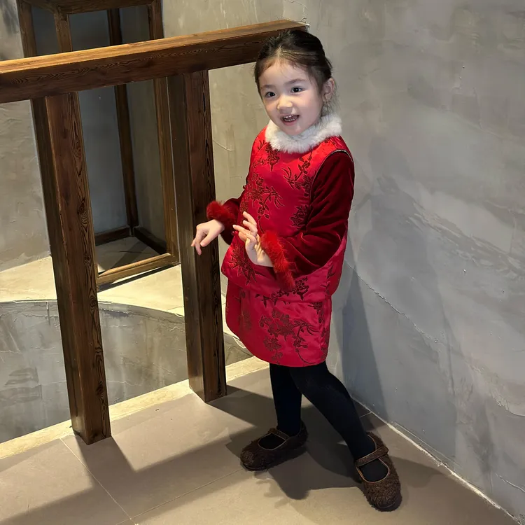 小思家2025冬季新款新中式毛领马甲半身裙女童洋气红色拜年服套装