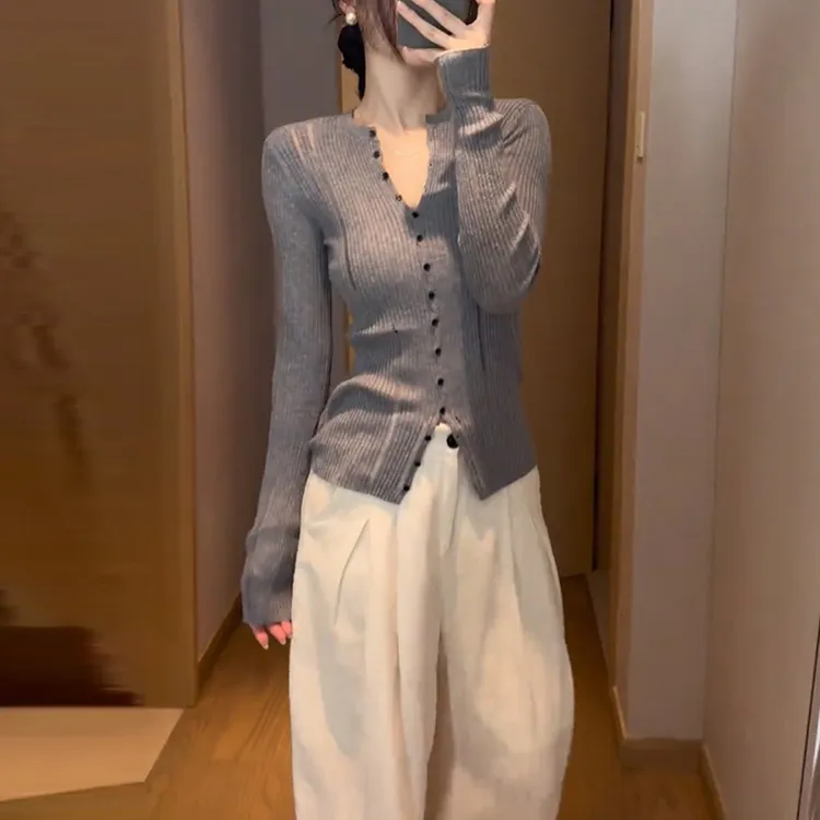 破洞设计感单排扣长袖针织衫女早秋新款韩系气质修身显瘦打底上衣
