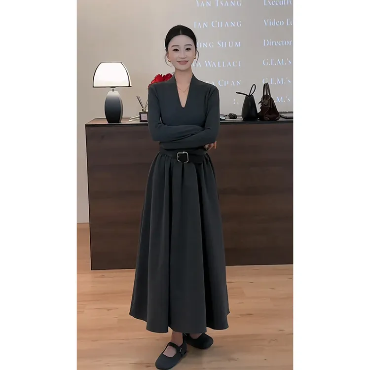 设计感V领连衣裙女2025早秋新款韩系穿搭长袖收腰褶皱中长款裙子