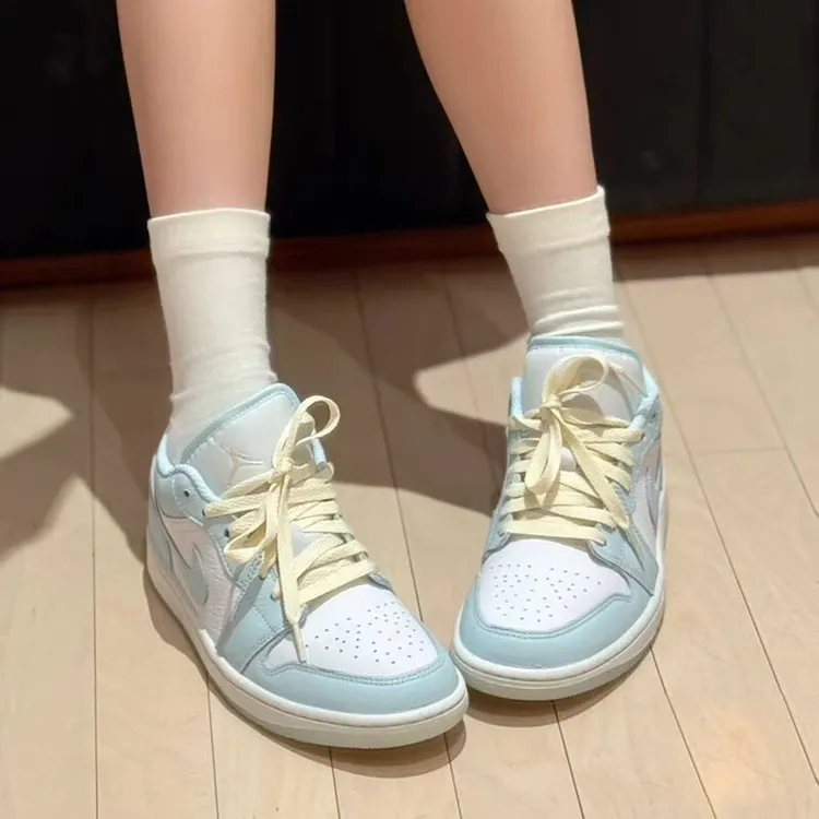 耐克NIKE女鞋JORDAN复古篮球鞋AJ1低帮休闲运动鞋蓝白HJ5971-400