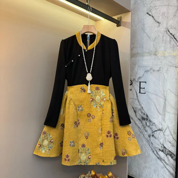 2025时尚欧货轻奢别致设计感胖mm气质复古微胖显瘦大码连衣裙9308