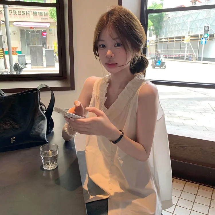 设计感V领花边无袖衬衫女夏季高级感宽松减龄上衣高腰直筒牛仔裤