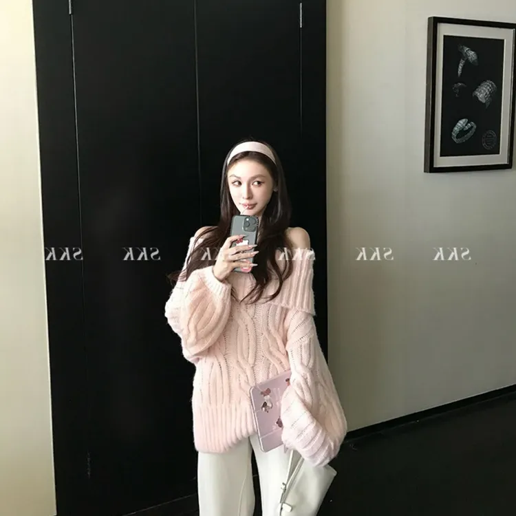 Store Romantic纯欲氛围 重磅马海慵懒一字肩毛毛绞花毛衣