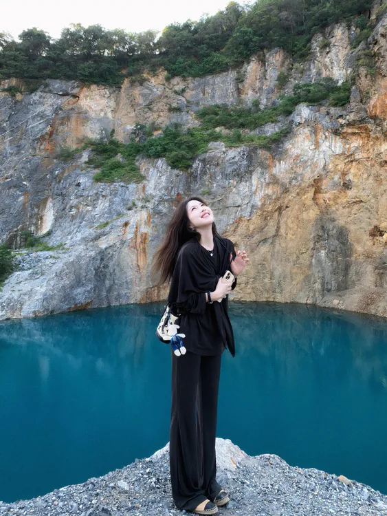 老钱风松弛感女装贵气2025秋季新款长袖上衣黑色气质休闲直筒裤