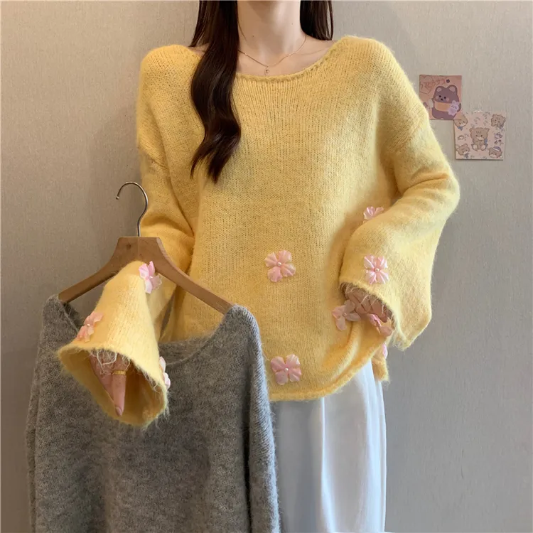 新品甜美风立体花朵斜肩黄色毛衣2025秋季宽松慵懒风氛围感上衣