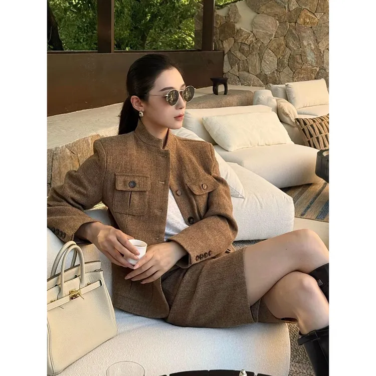 2025秋季新款又a又飒美拉德穿搭气质小香风棕色上衣短裤两件套装