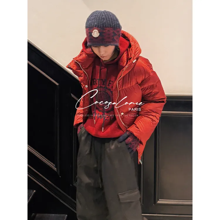 韩彬彬"新年礼物"正红色新年战袍高领连帽白鸭绒填充羽绒服3469-8