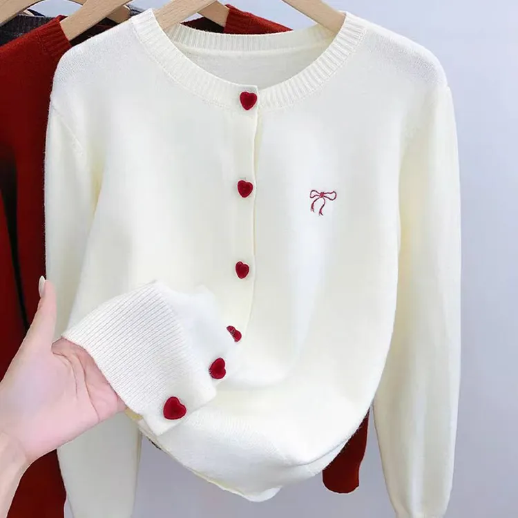 2025秋冬季薄款羊毛针织上衣外套长袖圆领爱心纽扣刺绣针织开衫女