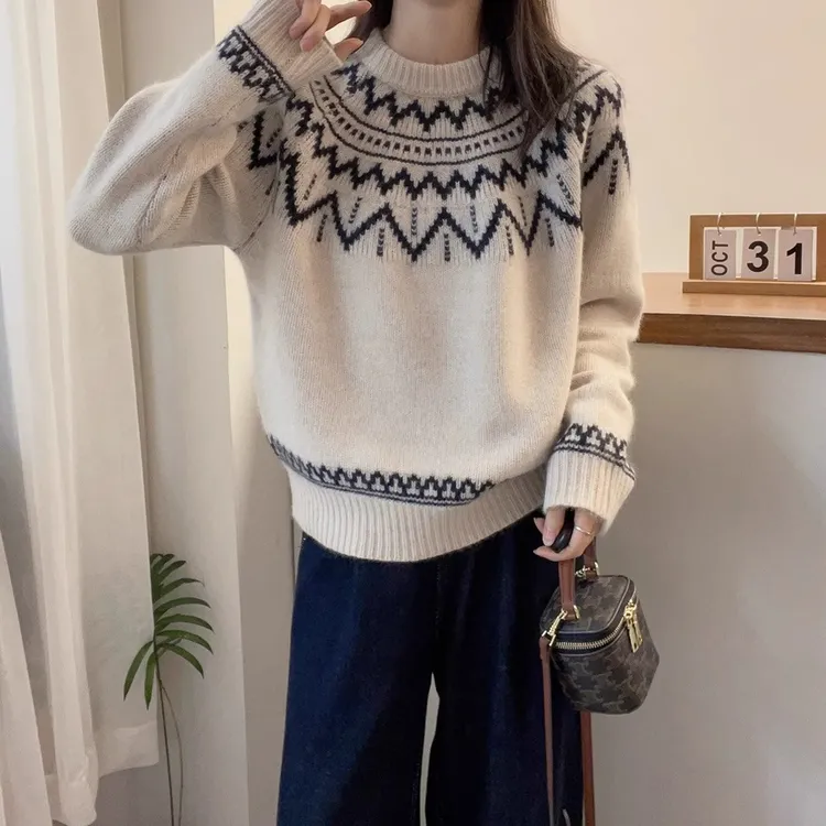 时尚洋气宽松圆领波浪角花纹长袖套头针织衫秋冬新款保暖加厚毛衣