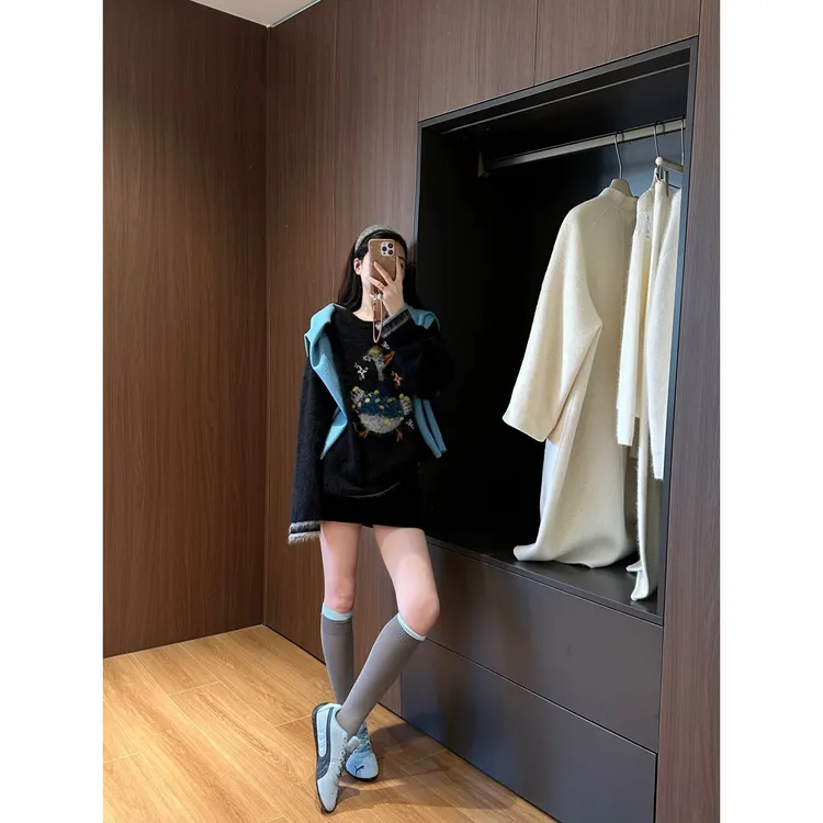 秋季新款时尚洋气百搭女装韩版圆领长袖卡通图案针织衫休闲短裙