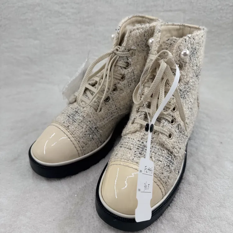 99新 Chanel/香奈儿 米白粗花呢珍珠马丁靴/36.5码/FZ446