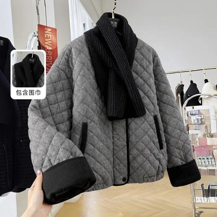 她池2025冬新款绵羊毛棉衣撞色围巾菱形格宽松款棉服T54B8087H