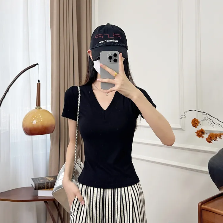 2025夏季新款正肩显瘦黑色上衣高级感V领净版简约百搭短袖T恤女