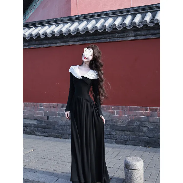 【黑天鹅】黑白拼色扭结喇叭袖大裙摆连衣裙