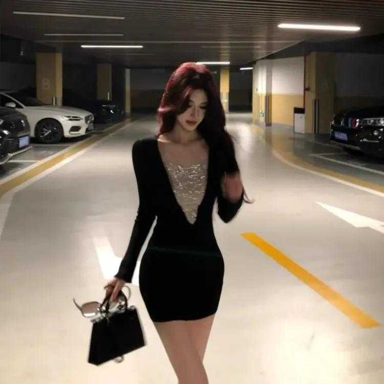 性感黑色v领链条长袖连衣裙女秋冬内搭纯欲修身打底包臀生日裙子