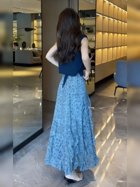 2025新款巨好看的背心a字显瘦设计感蓝色波点不规则半身长裙女夏