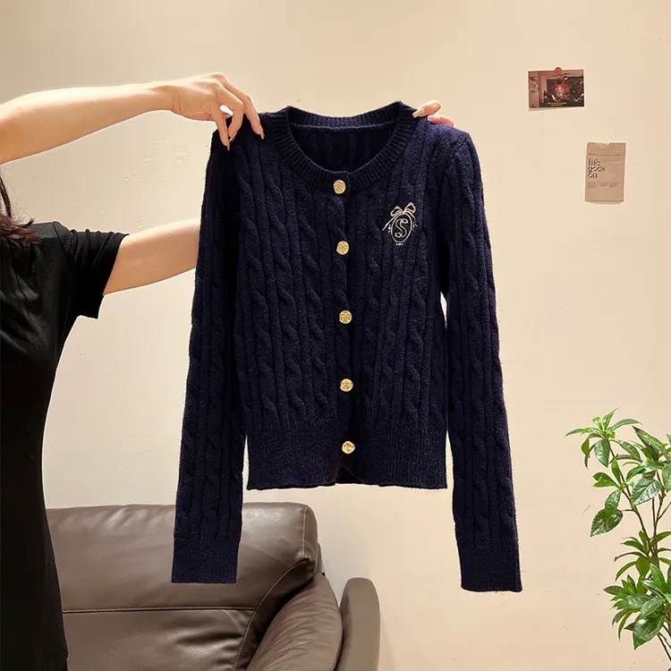 夏珍 藏蓝色麻花刺绣针织开衫女秋冬修身圆领学院风慵懒毛衣上有