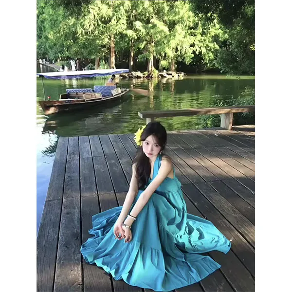 夏日绝美海边度假风蓝色挂脖吊带连衣裙子女夏季v领露背收腰长裙