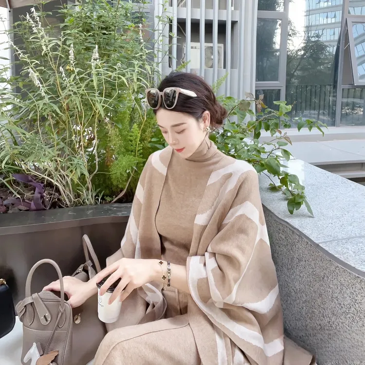 羊毛针织大披肩三件套2025冬季新款时尚优雅名媛气质轻奢女士斗篷