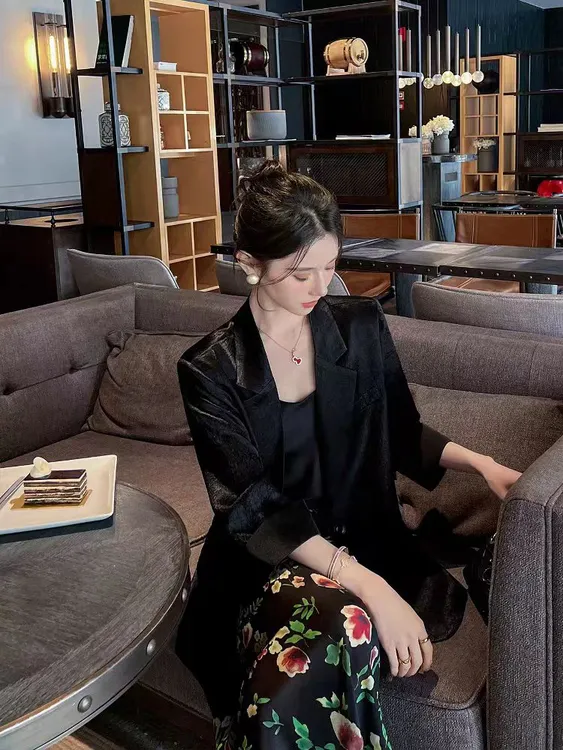 薄款醋酸缎面西装外套女夏2025新款韩版高级感七分袖防晒西服上衣