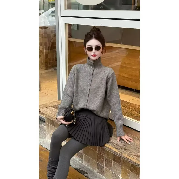 高级感一排扣半高领毛衣开衫女秋冬2025新款宽松慵懒风打底针织