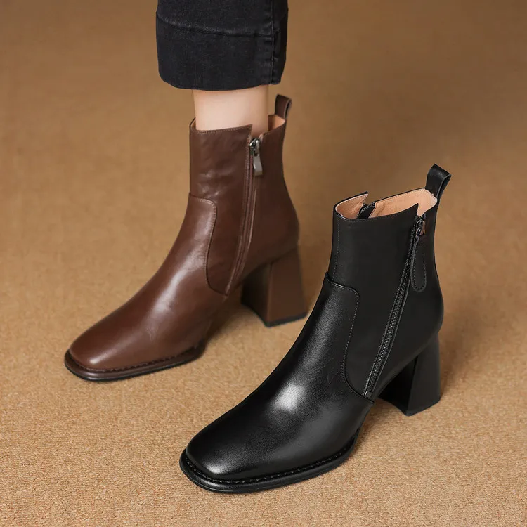 2025年冬季时尚粗跟短靴真皮高跟鞋百搭加绒保暖女靴方头秋冬女靴