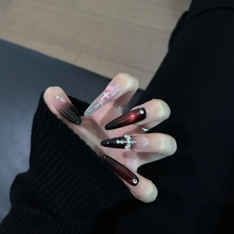 Aela·「黑红十字」首发重工美甲碎钻2025年暗黑小众辣妹风穿戴甲