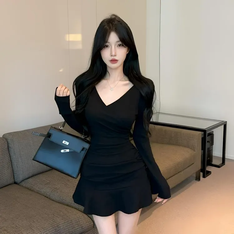 辣妹性感荷叶边长袖小黑裙收腰气质显瘦打底褶皱短款A字连衣裙女