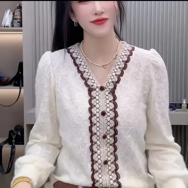 时尚洋气蕾丝拼接丝绒冬季显瘦修身百搭上衣