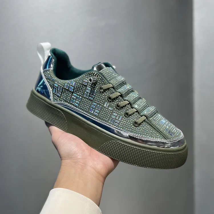 闪光烫钻一脚蹬松紧带板鞋2025新款时尚软底百搭舒适男潮流休闲鞋