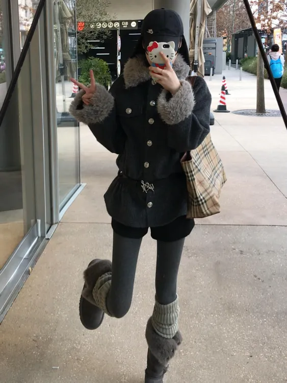 秋冬穿搭一整套韩系温柔风收腰毛领灰色毛呢外套搭配黑色短裤套装