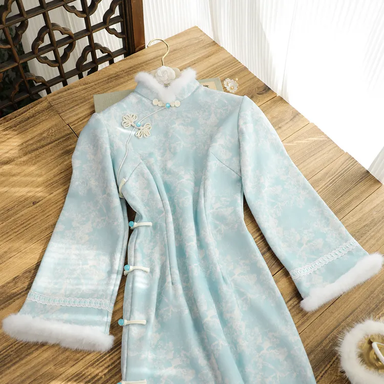 俏娘鱼蓝色素雅新中式毛绒领旗袍新款改良2025冬季加绒保暖年轻款