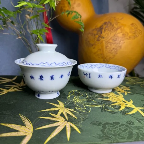 青花手绘釉里红荷花矾红盖碗瓷盖碗纯手工中式蝶恋花白瓷茶具陶瓷