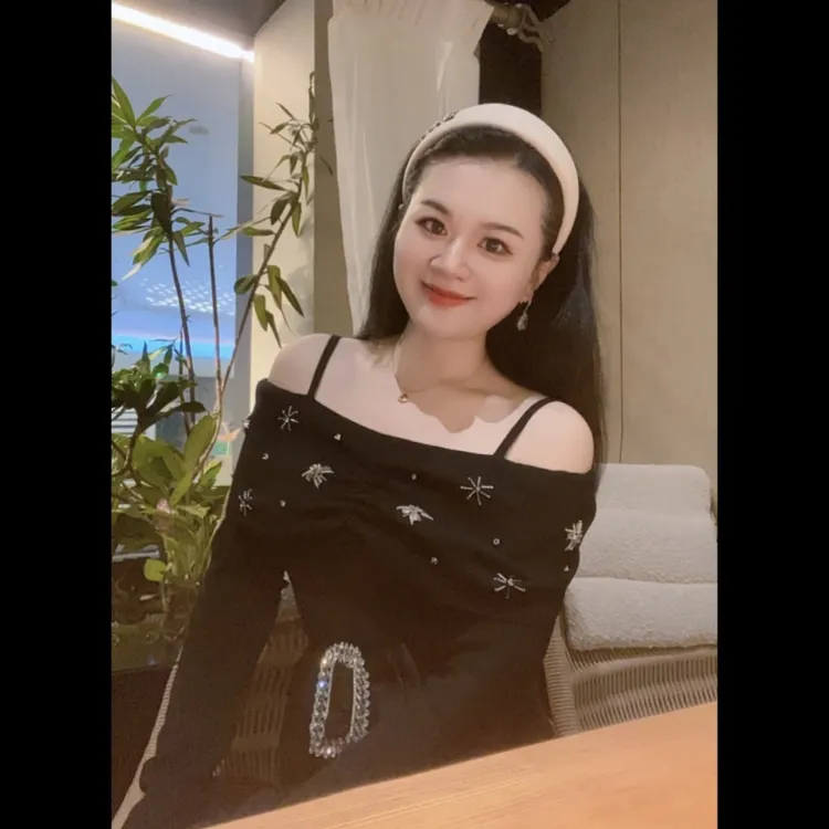 【魅鹊】896 法式浪漫吊带一字肩修身显瘦针织衫