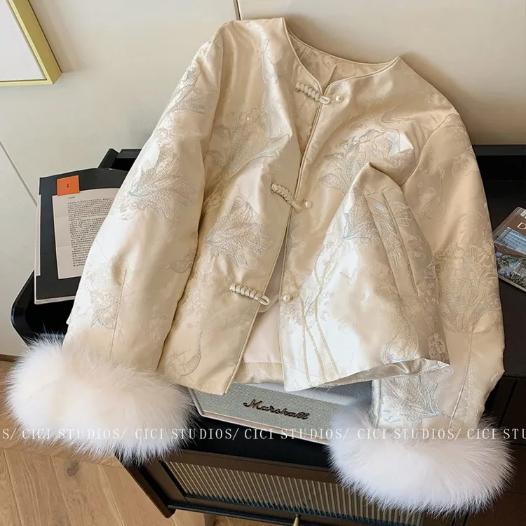 新中式重工轻奢刺绣盘扣棉服2025冬季新款温柔气质高端毛毛袖外套