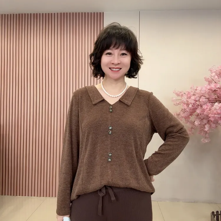 9176秋季简约时尚V领翻领大码女装减龄百搭小衫打底衫