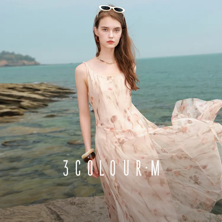 三彩2025夏季网纱印花吊带连衣裙收腰A字裙氛围感长裙度假女M0448