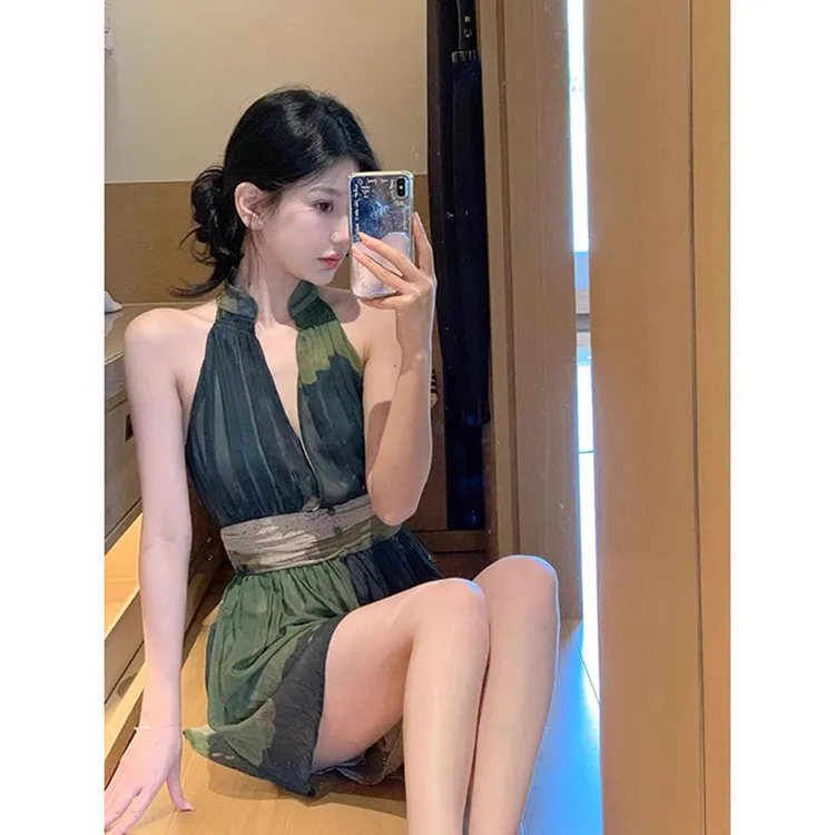 冷淡系V领扎染挂脖连衣裙女2025新款法式纯欲设计感修身显瘦短裙